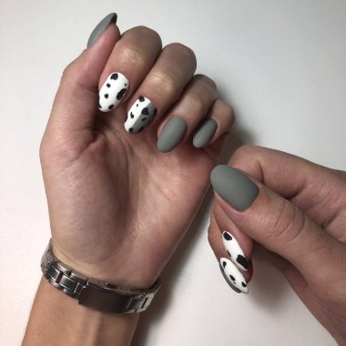 Çok renkli manikür yakın çekim. Pastel manikürlü genç kadın elleri. Parlak renkli manikür tasarımı.