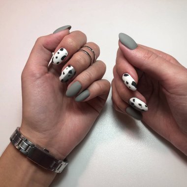 Çok renkli manikür yakın çekim. Pastel manikürlü genç kadın elleri. Parlak renkli manikür tasarımı.