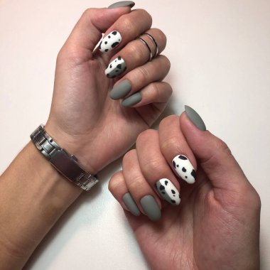 Çok renkli manikür yakın çekim. Pastel manikürlü genç kadın elleri. Parlak renkli manikür tasarımı.