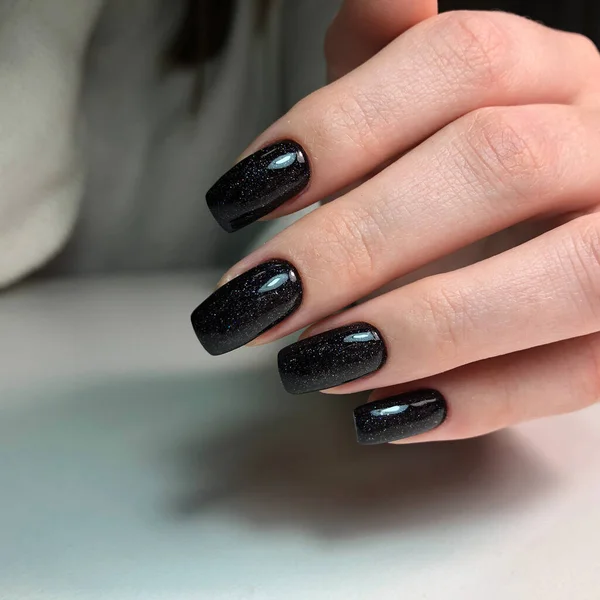 Czarny Manicure Ręce Kobiety Czarnym Manicure Paznokciach Manicure Salon Kosmetyczny — Zdjęcie stockowe