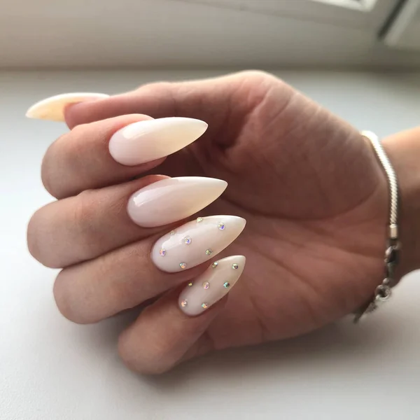 Mãos Uma Mulher Com Manicure Branco Design Pregos Conceito Salão — Fotografia de Stock