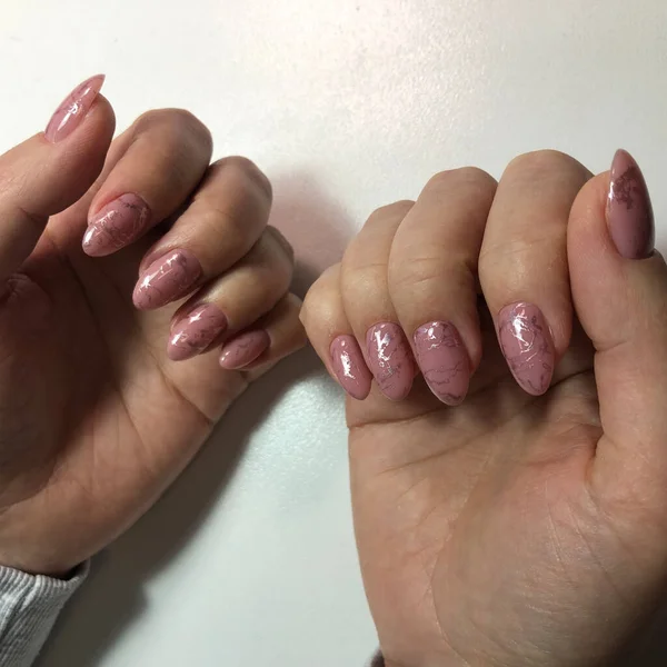 Mãos Uma Mulher Com Manicure Rosa Pregos Conceito Salão Beleza — Fotografia de Stock