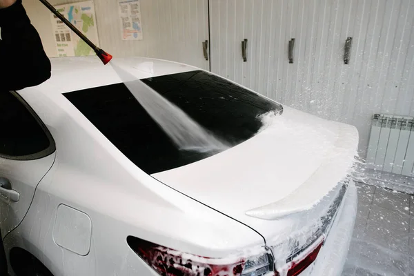 Lavagem Carros Limpeza Carro Usando Água Alta Pressão Trabalhador Masculino — Fotografia de Stock