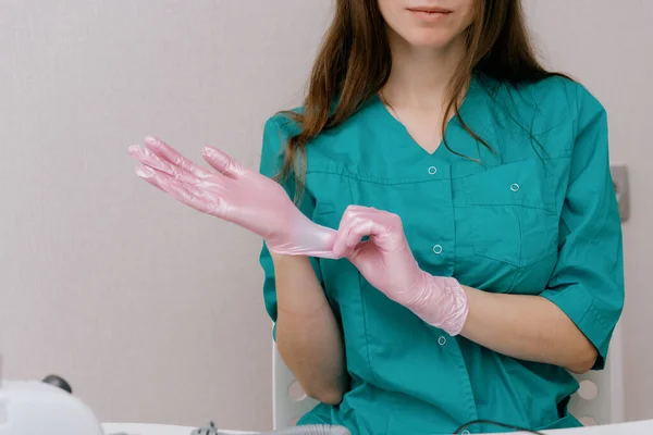 Mujer Esteticista Que Pone Guantes Goma Rosa Mujer Uniforme Médico — Foto de Stock