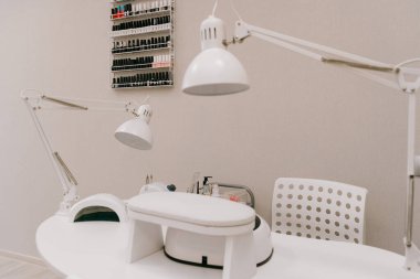 Güzellik salonu, insan yok. Profesyonel aletleri olan manikür işyerleri. Boş modern manikür salonu. Manikür ustaları için işyerleri