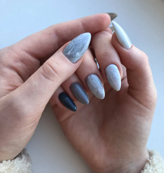 Veelkleurige Manicure Van Dichtbij Jonge Vrouw Handen Met Pastel Manicure — Stockfoto