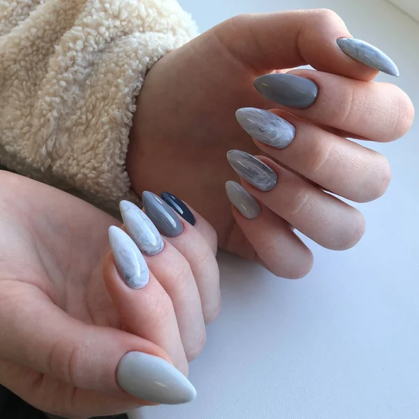 Manicura Multicolorida Perto Mãos Mulher Jovem Com Manicure Bright Pastel — Fotografia de Stock