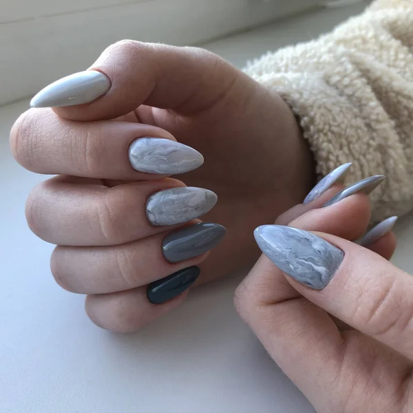 Manicura Multicolorida Perto Mãos Mulher Jovem Com Manicure Bright Pastel — Fotografia de Stock