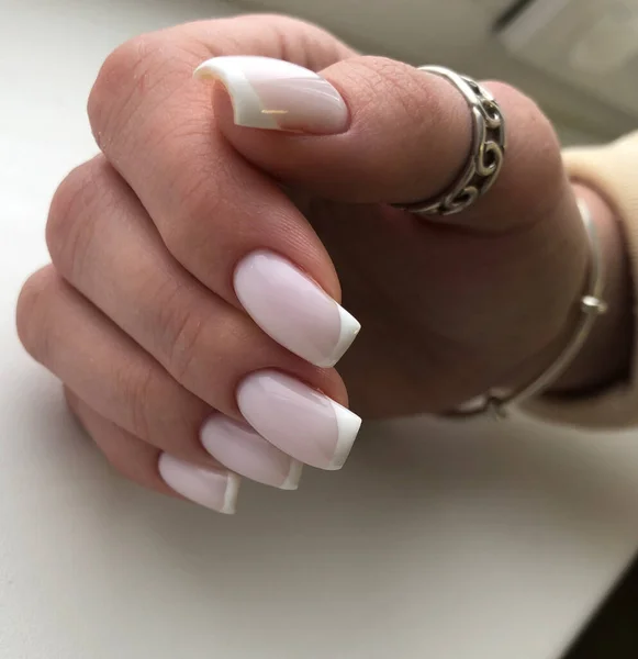 French Manicure Sulle Unghie Smalto Gel Manicure Concetto Spa Manicure — Foto Stock