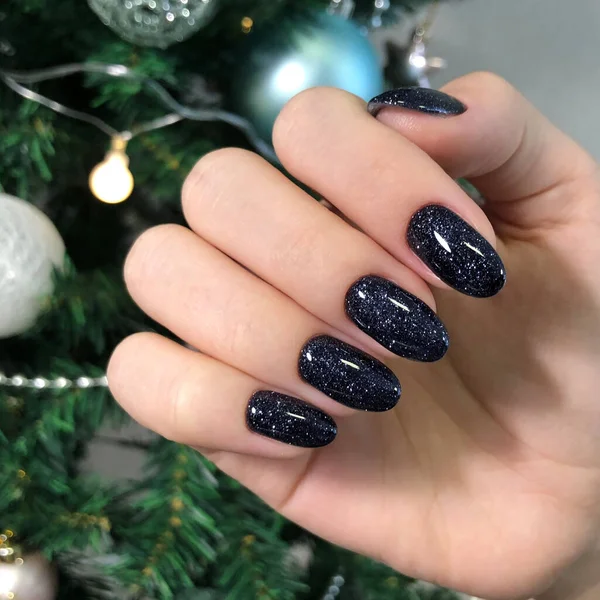 Czarny Manicure Ręce Kobiety Czarnym Manicure Paznokciach Manicure Salon Kosmetyczny — Zdjęcie stockowe