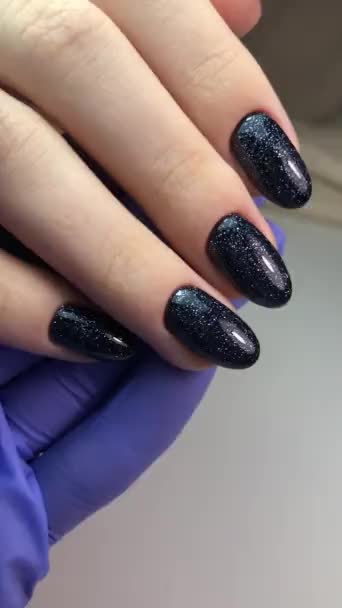 黑色的指甲 指甲上有黑色指甲的女人的手 美容美发沙龙的概念 文字或标志的空白处 — 图库视频影像
