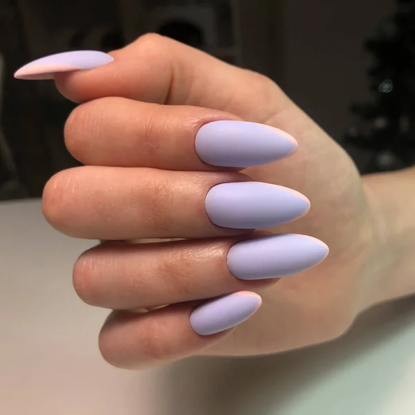 Blauwe Manicure Handen Van Een Vrouw Met Blauwe Manicure Nagels — Stockfoto