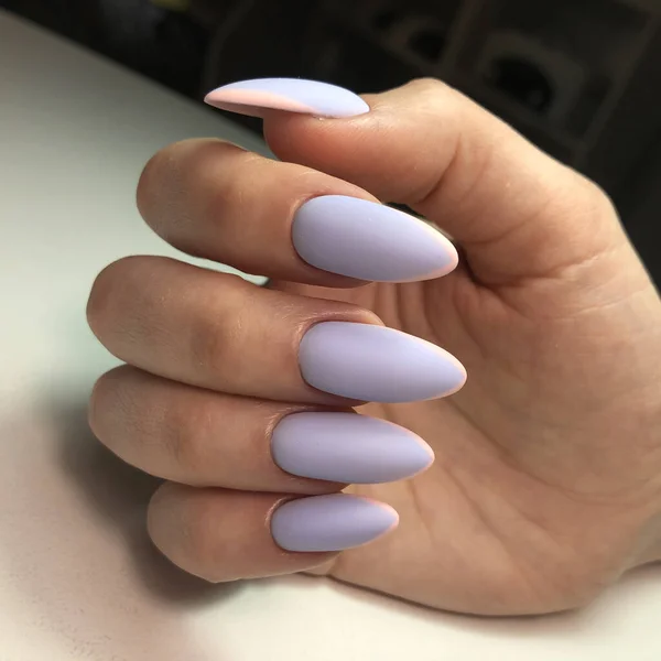 Blauwe Manicure Handen Van Een Vrouw Met Blauwe Manicure Nagels — Stockfoto