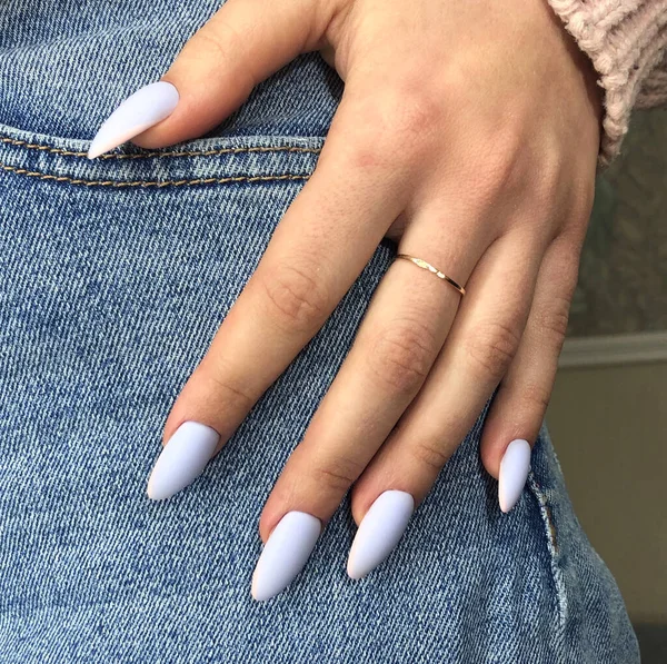 蓝色的指甲 指甲上有蓝色指甲的女人的手 美容美发沙龙概念 文字或标志的空白处 — 图库照片