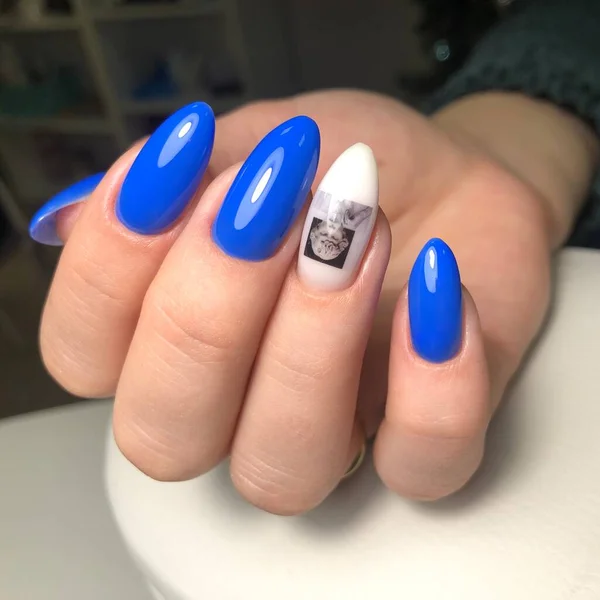 Manicura Azul Mãos Uma Mulher Com Manicure Azul Pregos Conceito — Fotografia de Stock