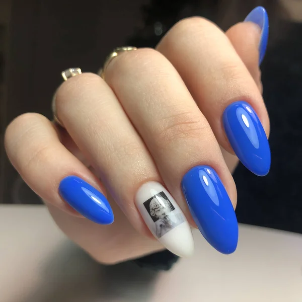 Manicure Blu Mani Una Donna Con Manicure Blu Sulle Unghie — Foto Stock