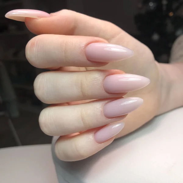 Mãos Uma Mulher Com Manicure Rosa Pregos Conceito Salão Beleza — Fotografia de Stock