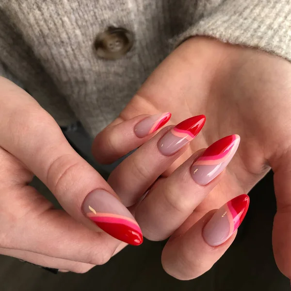 Veelkleurige Manicure Van Dichtbij Jonge Vrouw Handen Met Pastel Manicure — Stockfoto