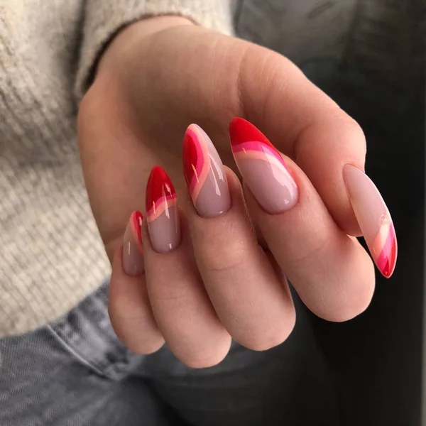 Manicura Multicolor Cerca Las Manos Mujer Joven Con Manicure Bright —  Fotos de Stock