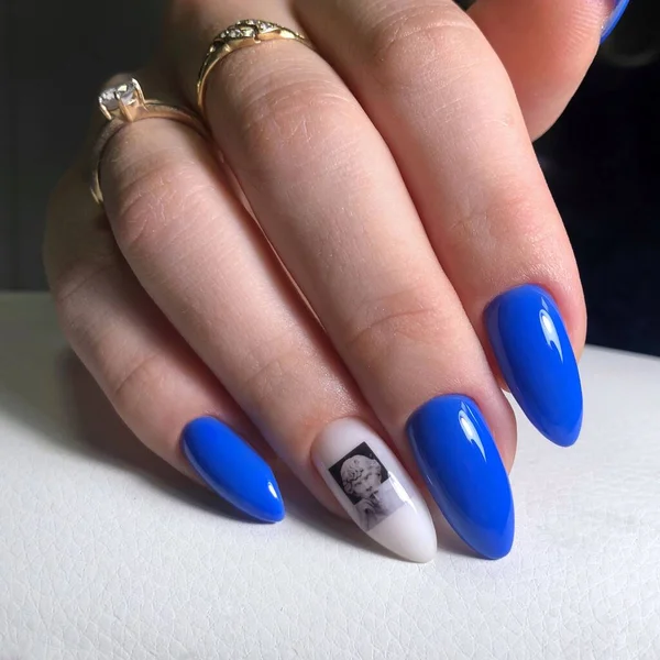 蓝色的指甲 指甲上有蓝色指甲的女人的手 美容美发沙龙概念 文字或标志的空白处 — 图库照片