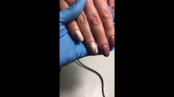 Manicura Multicolor Cerca Las Manos Mujer Joven Con Manicure Bright — Vídeo de stock