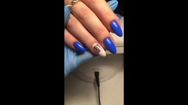 蓝色的指甲 指甲上有蓝色指甲的女人的手 美容美发沙龙概念 文字或标志的空白处 — 图库视频影像