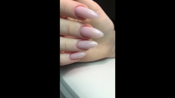 爪にピンクのマニキュアを持つ女性の手 マニキュア美容室のコンセプト テキストやロゴのための空の場所 — ストック動画