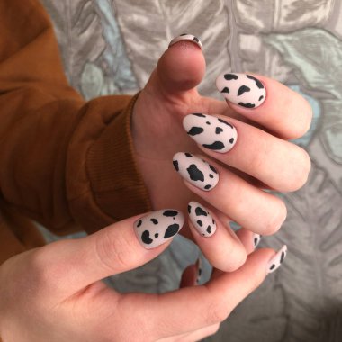 Leopar desenli kadın manikürü. Leopar desenli manikür. Siyah noktalı kadın parmaklar.