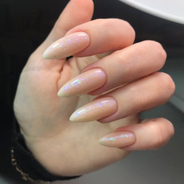 Tasarımlı pembe kadın manikürü. Tırnaklarında pembe manikür olan bir kadının elleri. Manikür güzellik salonu konsepti. Metin veya logo için boş yer.