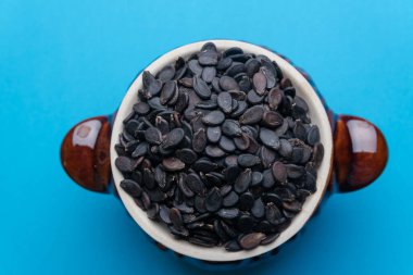 Mavi arka planda kil kapta karpuz tohumları. Karpuz tohumları arka planda.