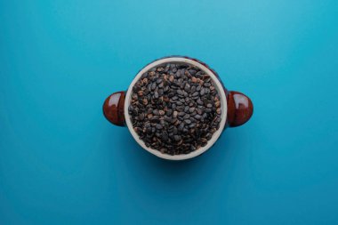 Mavi arka planda kil kapta karpuz tohumları. Karpuz tohumları arka planda.