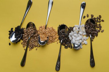 Sarı arka planda karpuz, balkabağı ve kavun tohumları. Farklı tohum türleri, üst görünüm. Tohumlar.