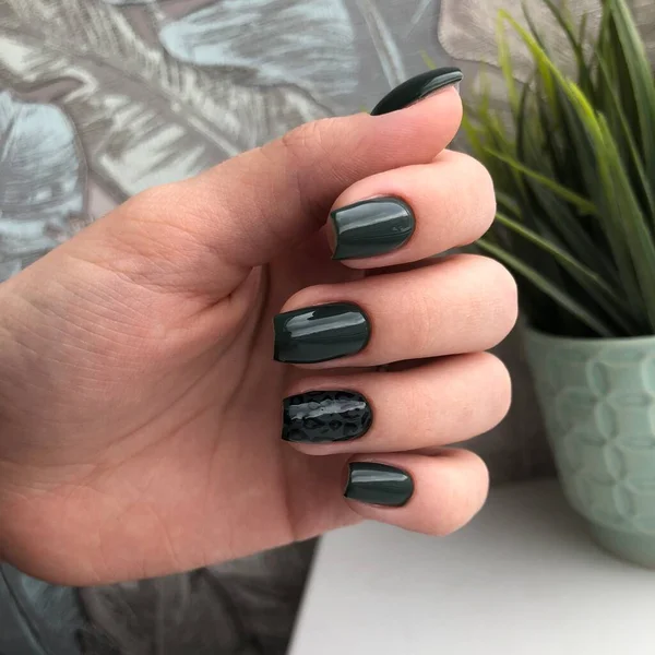 Handen Van Een Vrouw Met Groene Manicure Nagels Manicure Schoonheidssalon — Stockfoto
