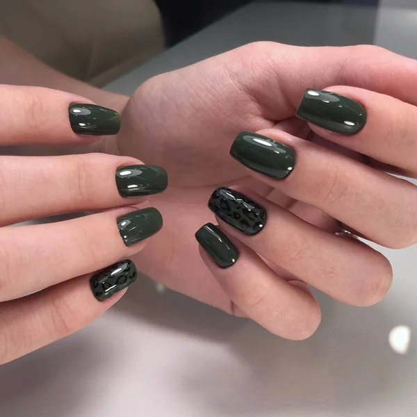 Mains Une Femme Avec Manucure Verte Sur Les Ongles Concept — Photo