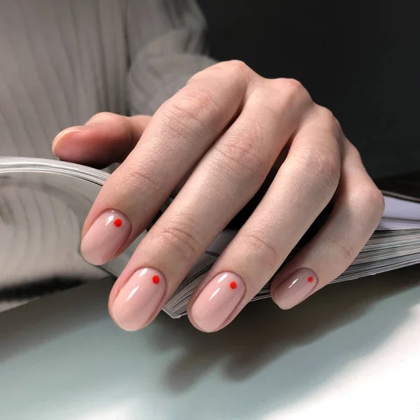 Roze Manicure Met Design Handen Van Een Vrouw Met Roze Rechtenvrije Stockfoto's