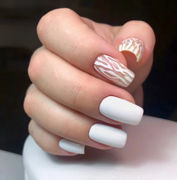 Mãos Uma Mulher Com Manicure Branco Design Pregos Conceito Salão — Fotografia de Stock