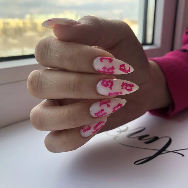 Mãos Uma Mulher Com Manicure Branco Design Pregos Conceito Salão — Fotografia de Stock