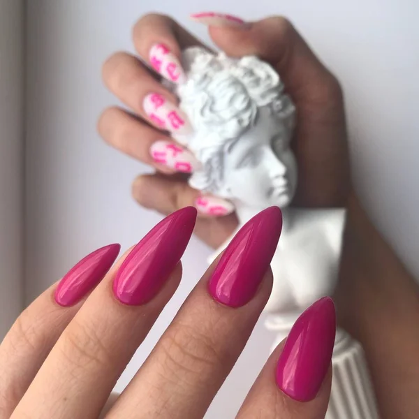 Handen Van Een Vrouw Met Roze Manicure Nagels Manicure Schoonheidssalon — Stockfoto