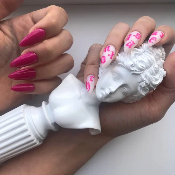 Mains Une Femme Avec Manucure Rose Sur Les Ongles Place — Photo