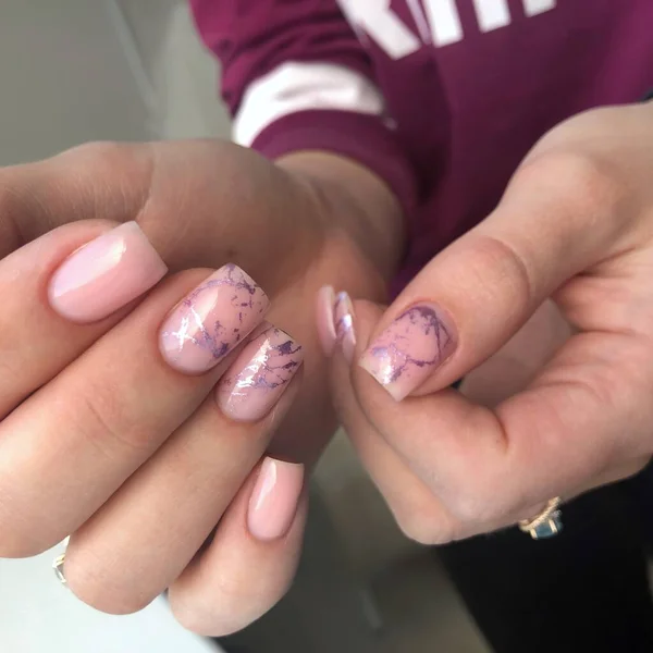 Las Manos Una Mujer Con Manicura Rosa Las Claves Manicura —  Fotos de Stock