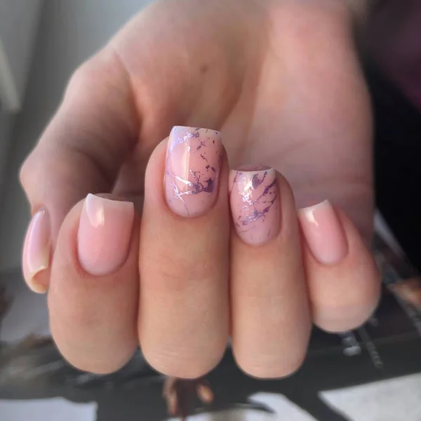 Mani Una Donna Con Manicure Rosa Sulle Unghie Manicure Concetto — Foto Stock