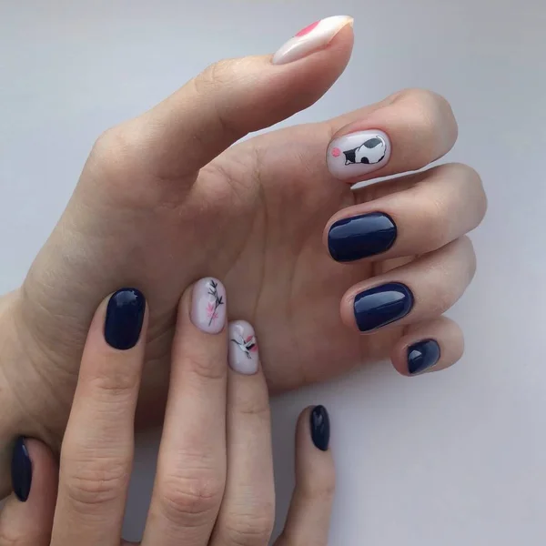 Mains Une Femme Avec Manucure Bleue Design Sur Les Ongles — Photo