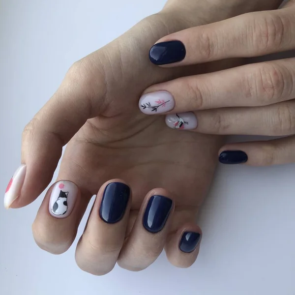 Handen Van Een Vrouw Met Blauwe Manicure Design Nagels Manicure — Stockfoto