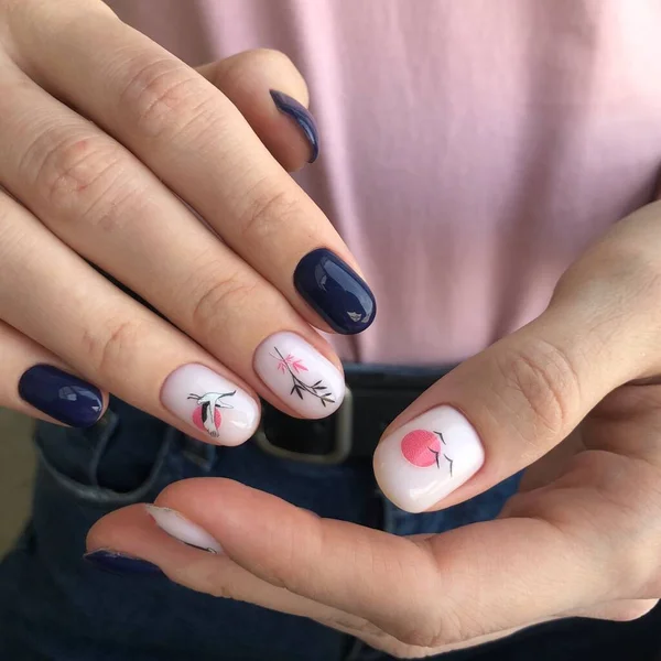Руки Женщины Синим Маникюром Дизайном Ногтях Пустое Место Текста Логотипа — стоковое фото