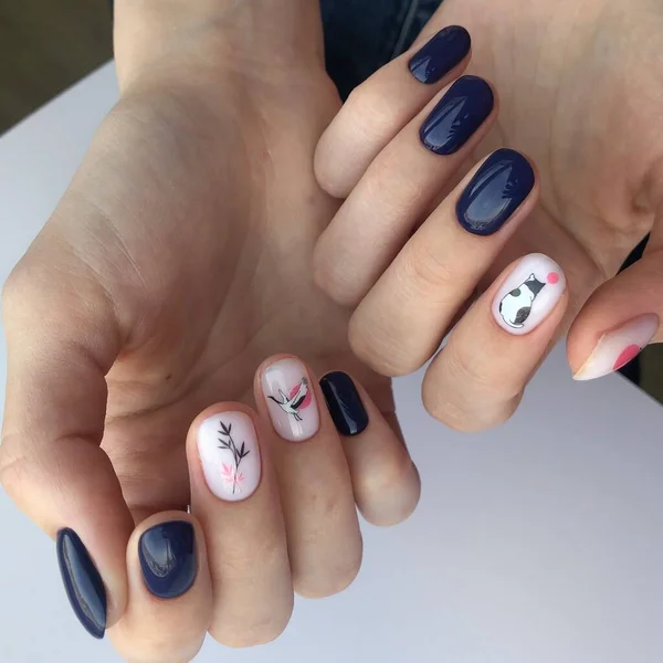 Mains Une Femme Avec Manucure Bleue Design Sur Les Ongles — Photo