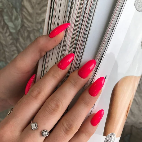 Manicura Roja Las Manos Una Mujer Con Manicura Roja Las — Foto de Stock