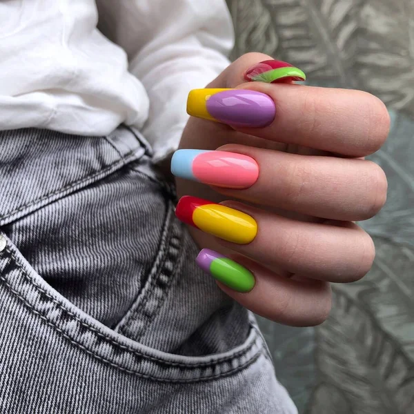 Kolorowy Manicure Bliska Młoda Kobieta Ręce Pastelowym Manicure Bright Multi — Zdjęcie stockowe