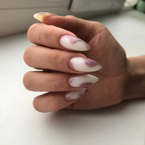 Mãos Uma Mulher Com Manicure Branco Design Pregos Conceito Salão — Fotografia de Stock
