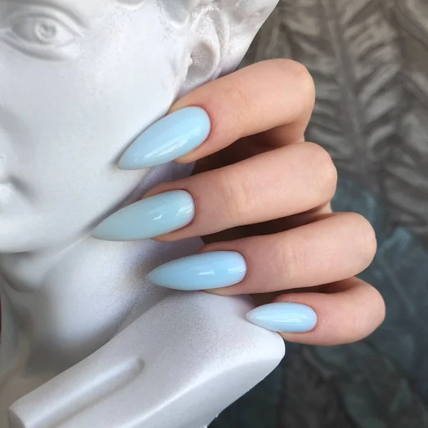Manos Una Mujer Con Manicura Azul Diseño Claves Manicura Concepto —  Fotos de Stock