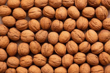 Ahşap bir arka planda ceviz çekirdekleri. Sağlıklı beslenme konsepti. Doğa geçmişi. Düz yatıyordu.